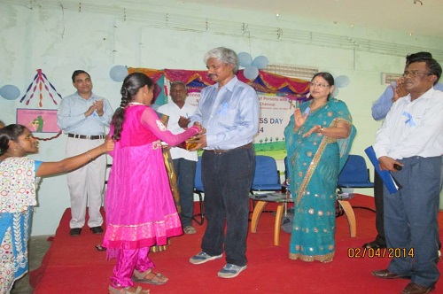 Chief Guest distributing prizes to the winners (Children with Multiple Disabilities).